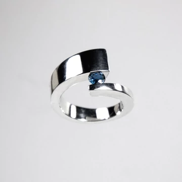 TWISTED FLOATING STONE EZÜST GYŰRŰ 