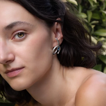 TWISTED FLOATING STONE EZÜST FÜLBEVALÓ 