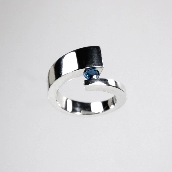 TWISTED FLOATING STONE EZÜST GYŰRŰ 