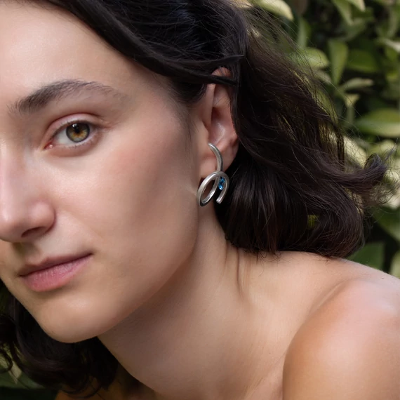 TWISTED FLOATING STONE EZÜST FÜLBEVALÓ 