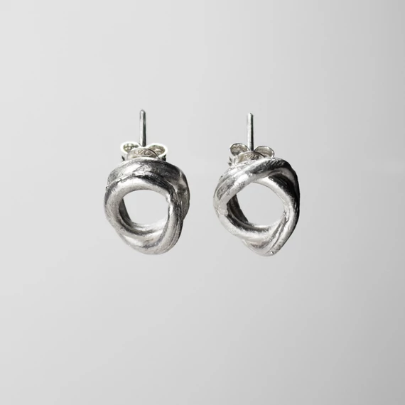 TWISTED KNOT EZÜST FÜLBEVALÓ  